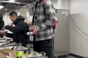 开云体育-杨瀚森赛后都吃什么？来看看开拓者&amp;湖人&amp;掘金三队的赛后餐