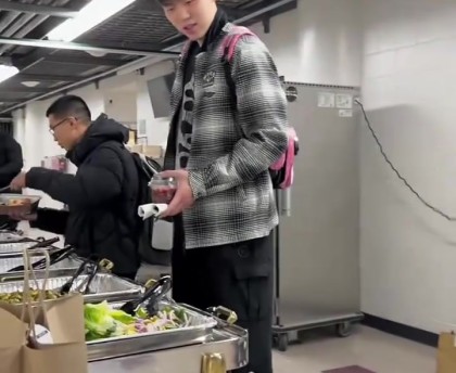 开云体育-杨瀚森赛后都吃什么？来看看开拓者&amp;湖人&amp;掘金三队的赛后餐